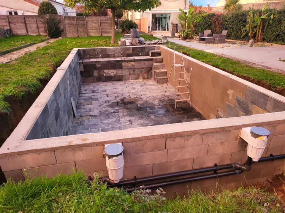 Piscine creusée en construction